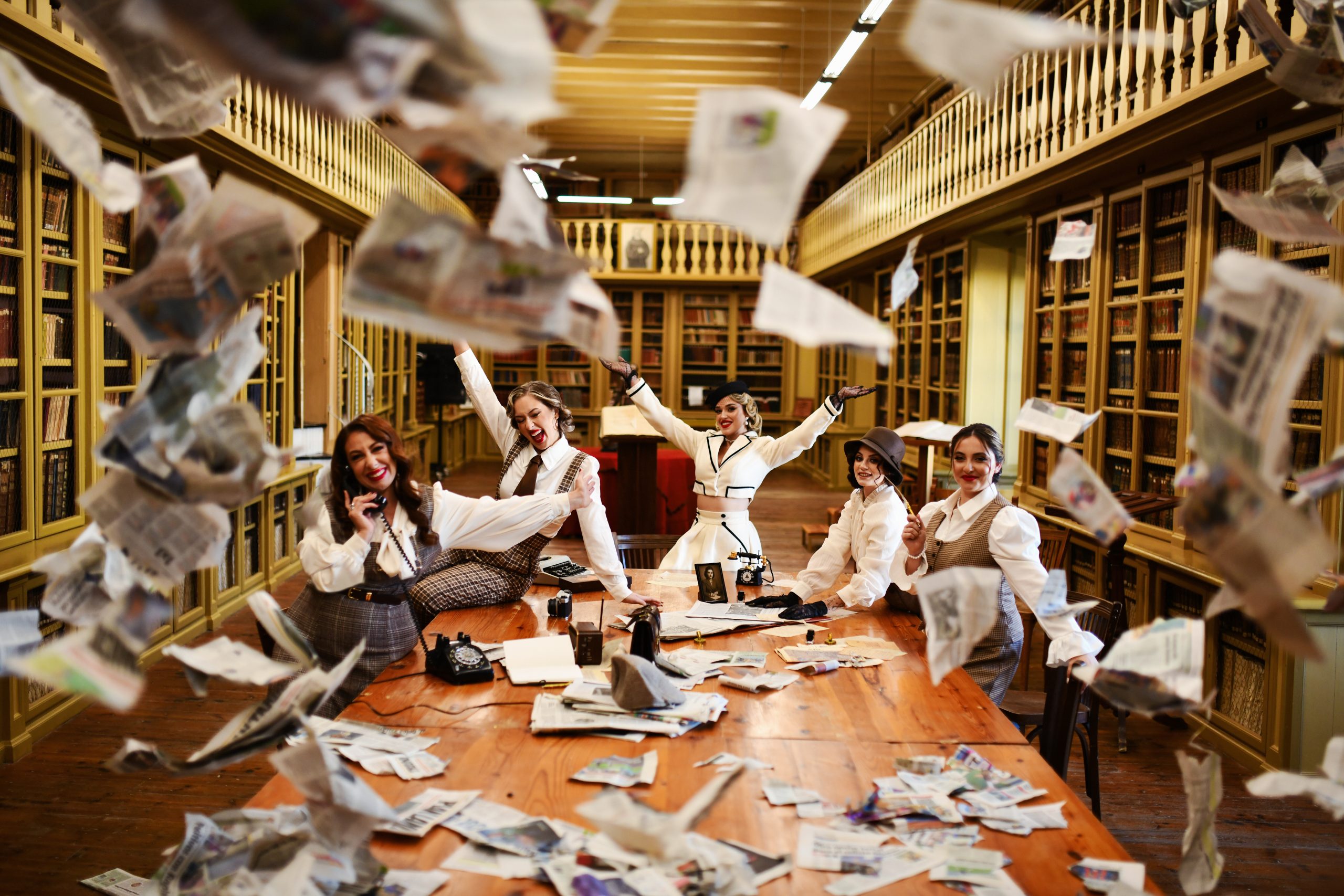sesion-disfraz-003 : Piconeras de Chipiona en la biblioteca del Santuario o Sesión de fotos estilo años 20 Carnaval de Chipiona. ¡Eso ayuda muchísimo!